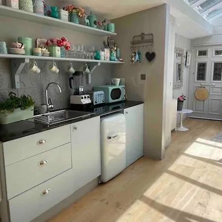 Charming, Bright Space In Dalkey * Dublín
